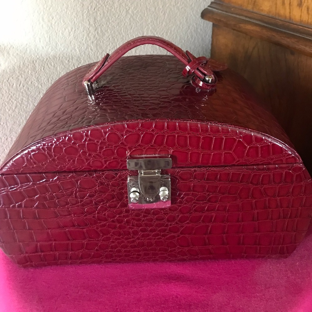 Vintage alligator jewelry carrier